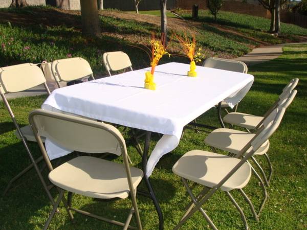 Se rentan 2 mesas 16 sillas $50 👍 - event services