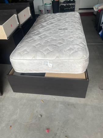 Twin bed - automotive services
